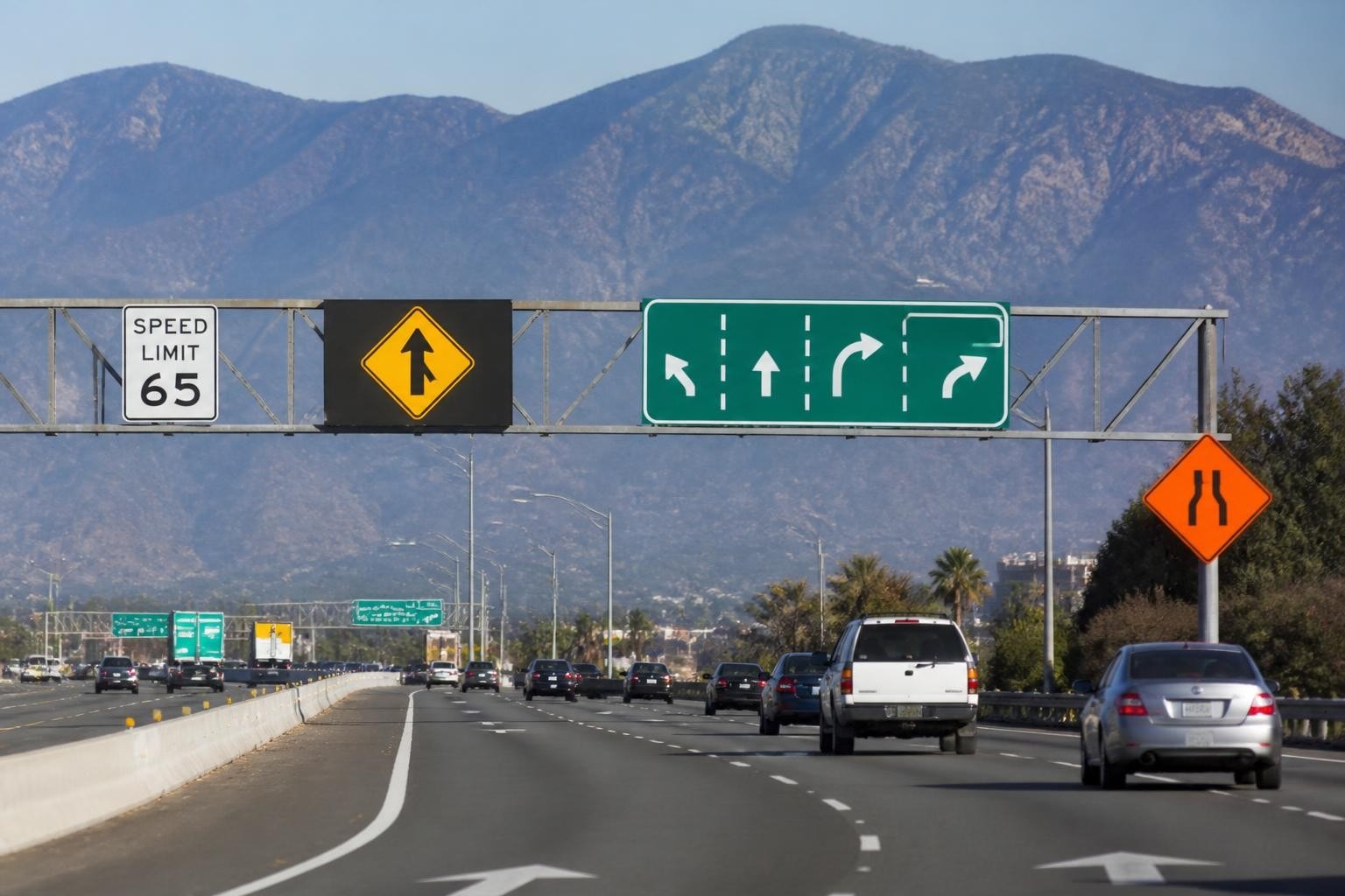 Signage in Road: Standards, Types & Best Practices